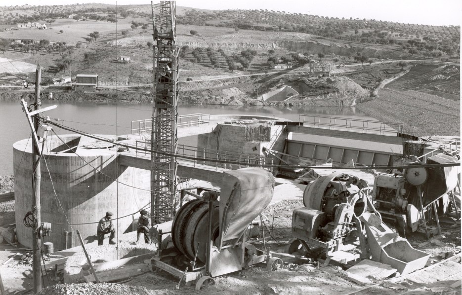 Construction of the Montargil dam, Portalegre District (1954-58).